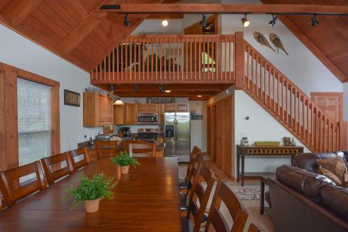 Mountain Dreams Five-bedroom Holiday Home