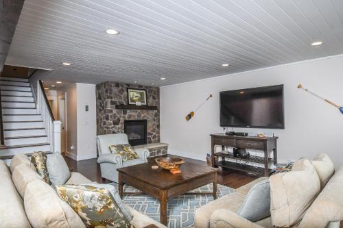 Lake Stone Manor Five-bedroom Holiday Home