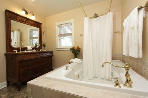 Hennessey House Bed And Breakfast