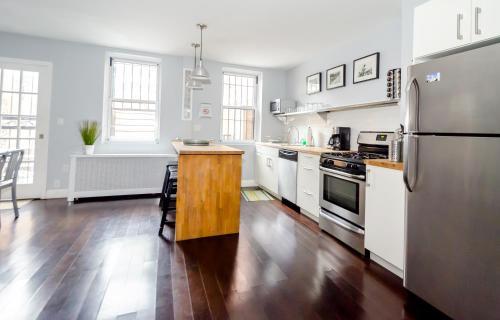 8 Bedroom Midtown Townhouse- Sleeps 16
