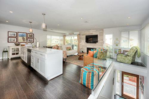 2402o - 875413 Modern Silverstrand Oasis