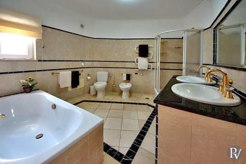 Alvor Villa Sleeps 8 Pool Air Con Wifi