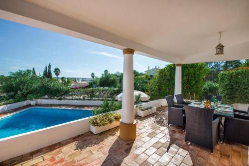 Guia Villa Sleeps 6 Pool Wifi