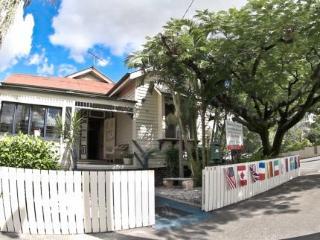 Hotel Bowen Terrace Accommodation - Hostel