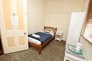 Hotel Bowen Terrace Accommodation - Hostel