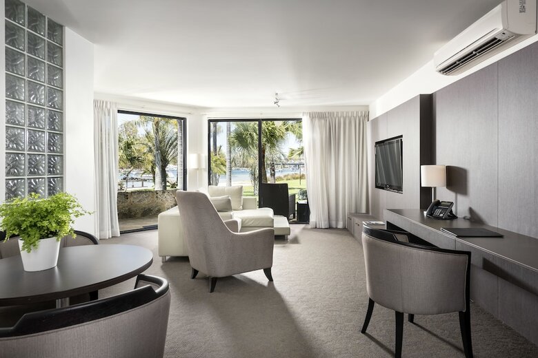 Pier 21 Apartments Hotel