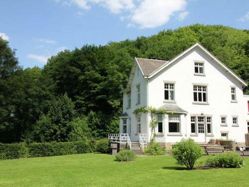 Cozy Villa Near Forest In Huy