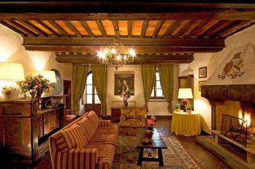 Arezzo Villa Sleeps 18 Air Con
