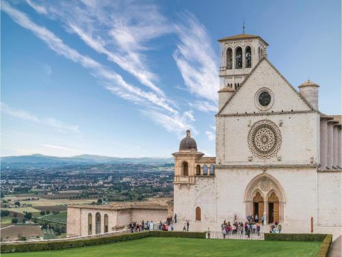 Three-bedroom Apartment In Assisi -pg-