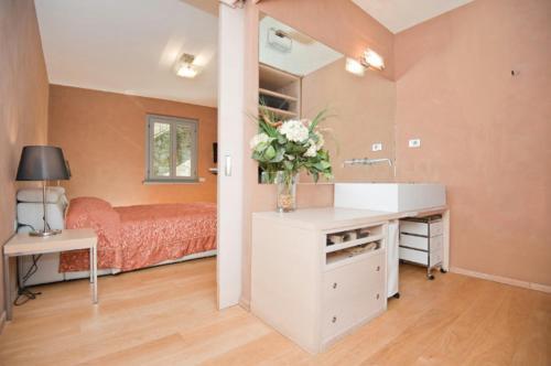 Fiumelatte Apartment Sleeps 10 Air Con