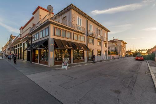 Viareggio Apartment Sleeps 6 Air Con