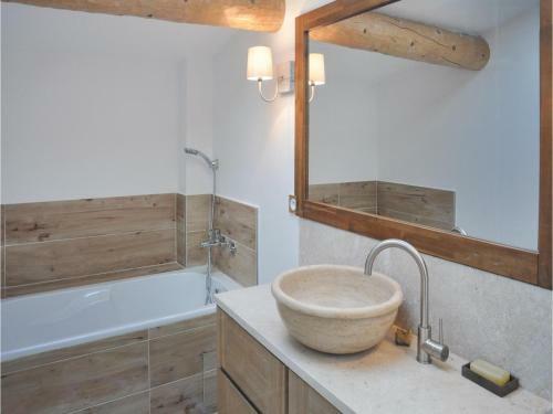Five-bedroom Holiday Home In Bagnols En Foret