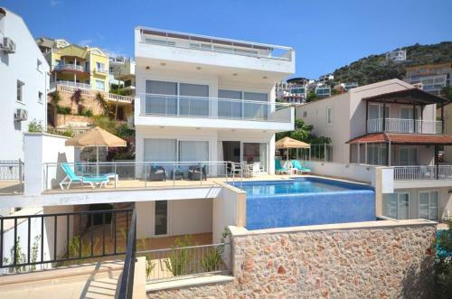 New Age Villa Maria