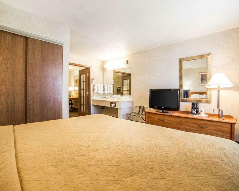 Hotel Quality Inn  Suites Brossard