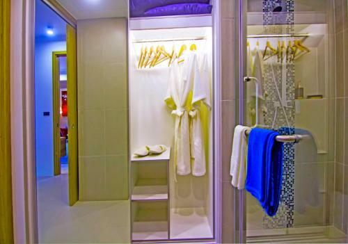 Apartamentos Ocean Stone Phuket By Holy Cow 10