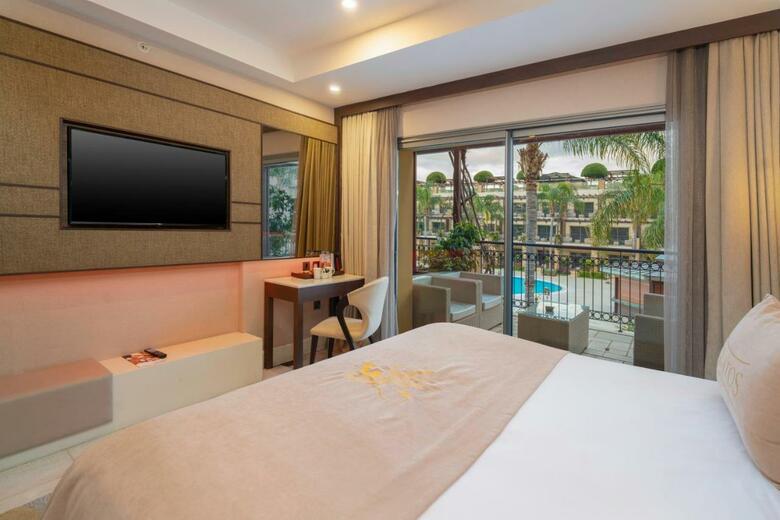 Hotel Cratos Premium