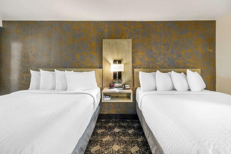Hotel Clarion Inn & Suites