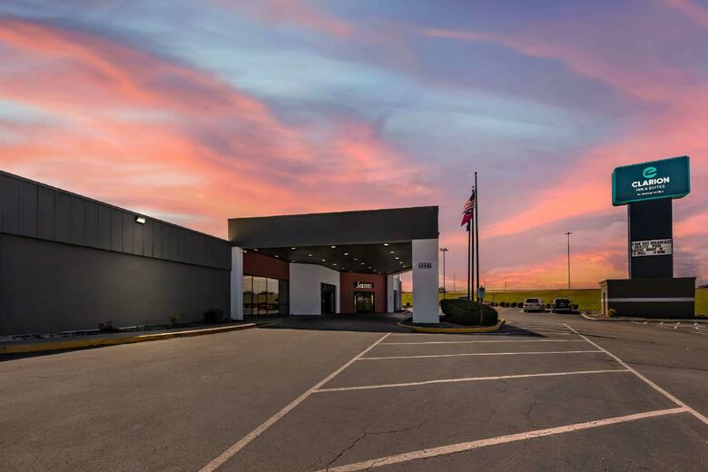 Hotel Clarion Inn & Suites