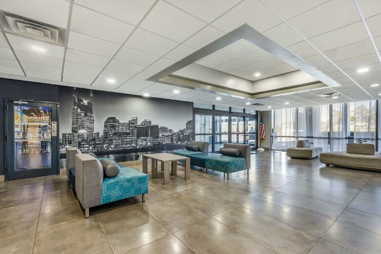 Hotel Clarion Inn & Suites