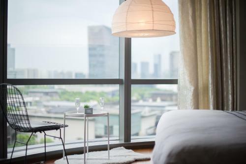 Hostal Timeless Series 2/ Guesthouse With Curved Panoramic Floor-to-ceiling Window