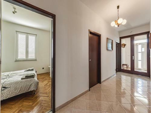 Six-bedroom Holiday Home In Cabrunici