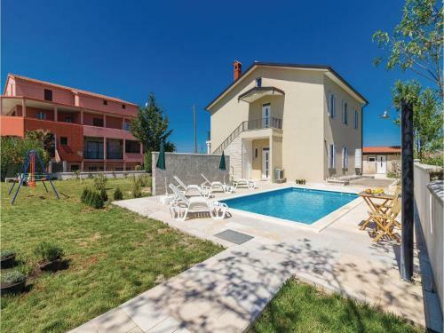 Six-bedroom Holiday Home In Cabrunici
