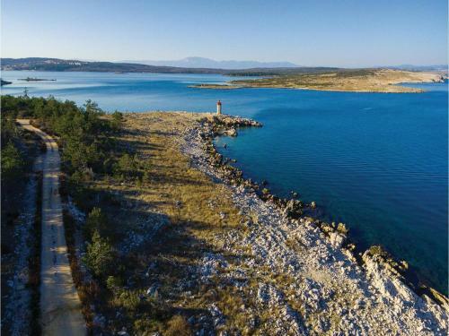 Three-bedroom Holiday Home In Dobrinj