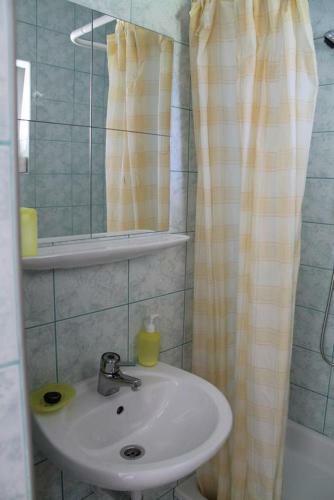 Apartments With A Parking Space Gradac (Makarska) - 12977