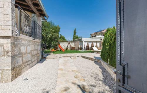 Seven-bedroom Holiday Home In Kanfanar