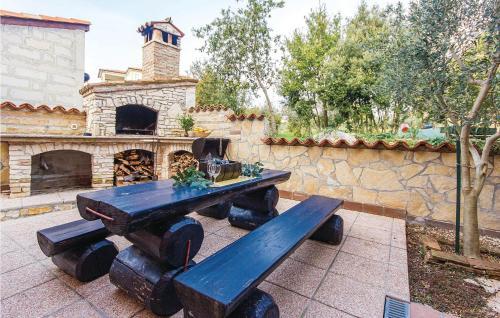Six-bedroom Holiday Home In Liznjan