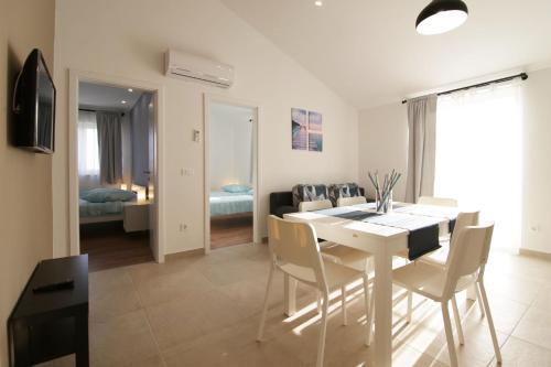 Apartments Denis 1742