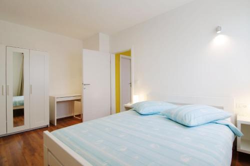 Apartments Denis 1742