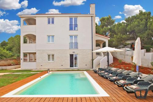 Apartments Denis 1742