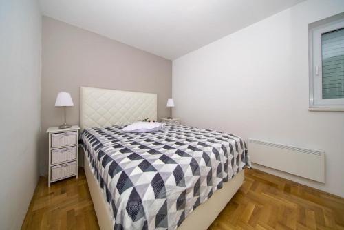 Apartments With A Parking Space Makarska - 16415