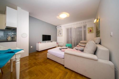 Apartments With A Parking Space Makarska - 16415