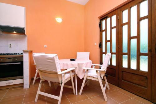Apartments With A Parking Space Makarska - 6768
