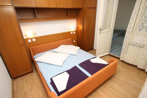 Hostal Apartments And Rooms With Parking Space Makarska - 9128