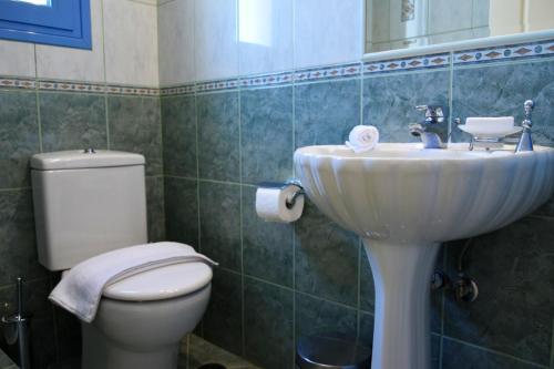Hostal Amforeas Retreat Guesthouse