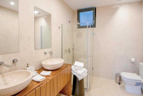 Plaka Villa Sleeps 8 Air Con Wifi