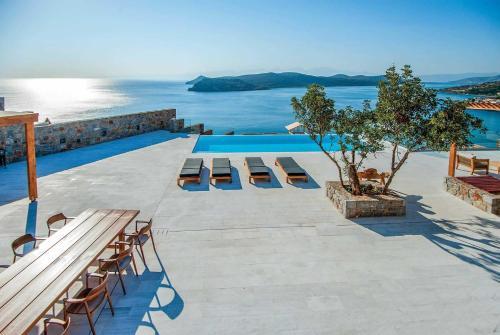 Plaka Villa Sleeps 8 Air Con Wifi