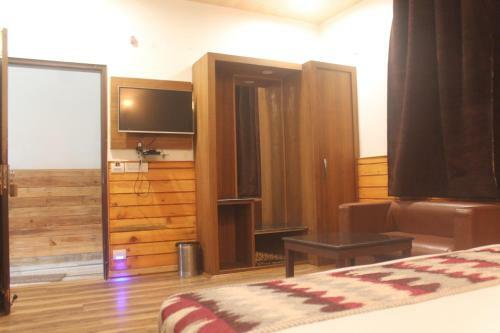 Hotel Decent Room In Naddi Mcleodganj