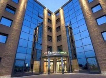 Hotel Express By Holiday Inn
