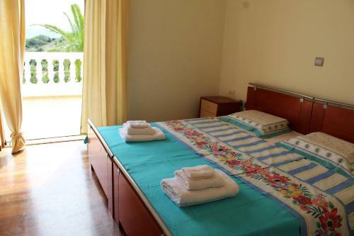Villa Azure Sunrise 40m. From The Sandy Beach.