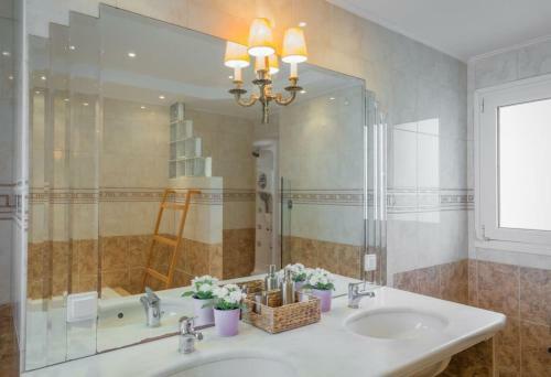 Villa With Pool Close To The Airport, Vari 290m�