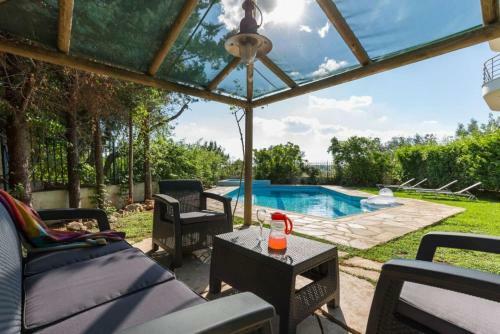 Villa With Pool Close To The Airport, Vari 290m�