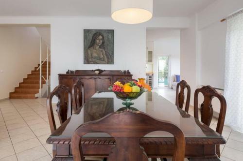 Villa With Pool Close To The Airport, Vari 290m�
