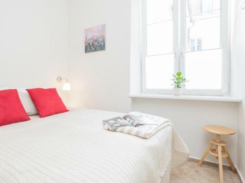 Delightful New Town Square Apartment