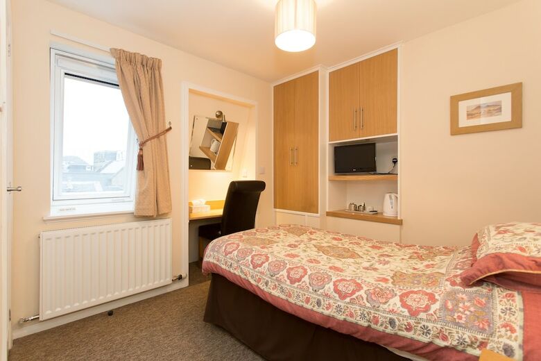 Hostal Cedars Guest House