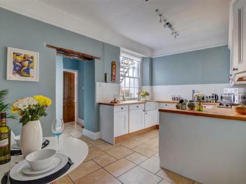 Delightful Holiday Home In Appledore With Garden