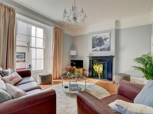 Delightful Holiday Home In Appledore With Garden
